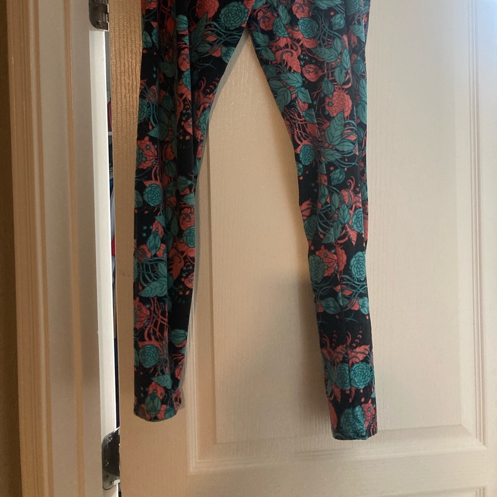 Lularoe comfy and cute women’s leggings. T&C smoke free and pet free home